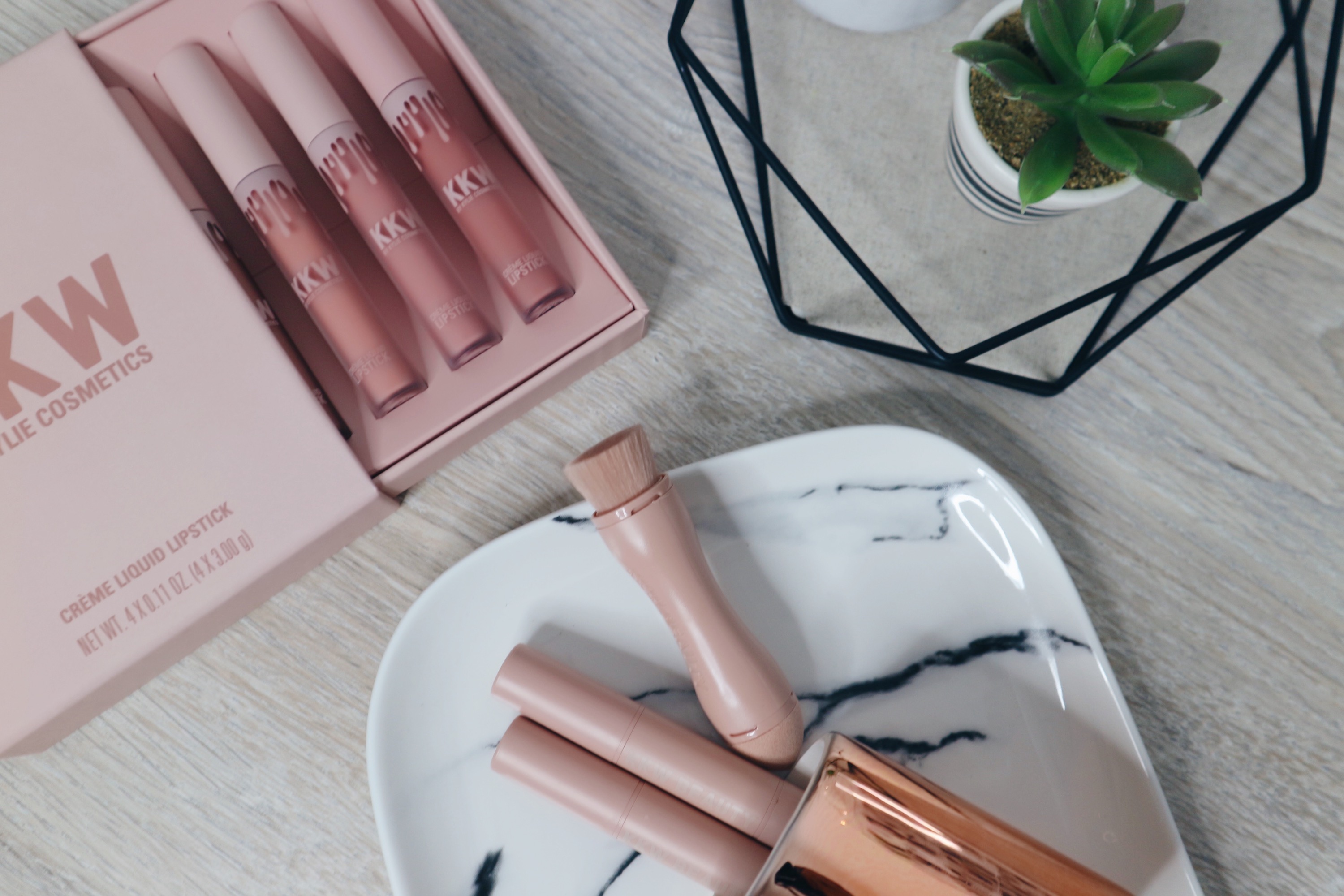 KKW BEAUTY CREME CONTOUR & HIGHLIGHT KIT | REVIEW